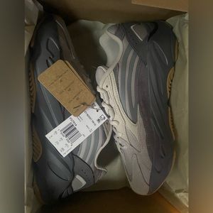 **SOLD** Yeezy Boost 700 V2 Tepra